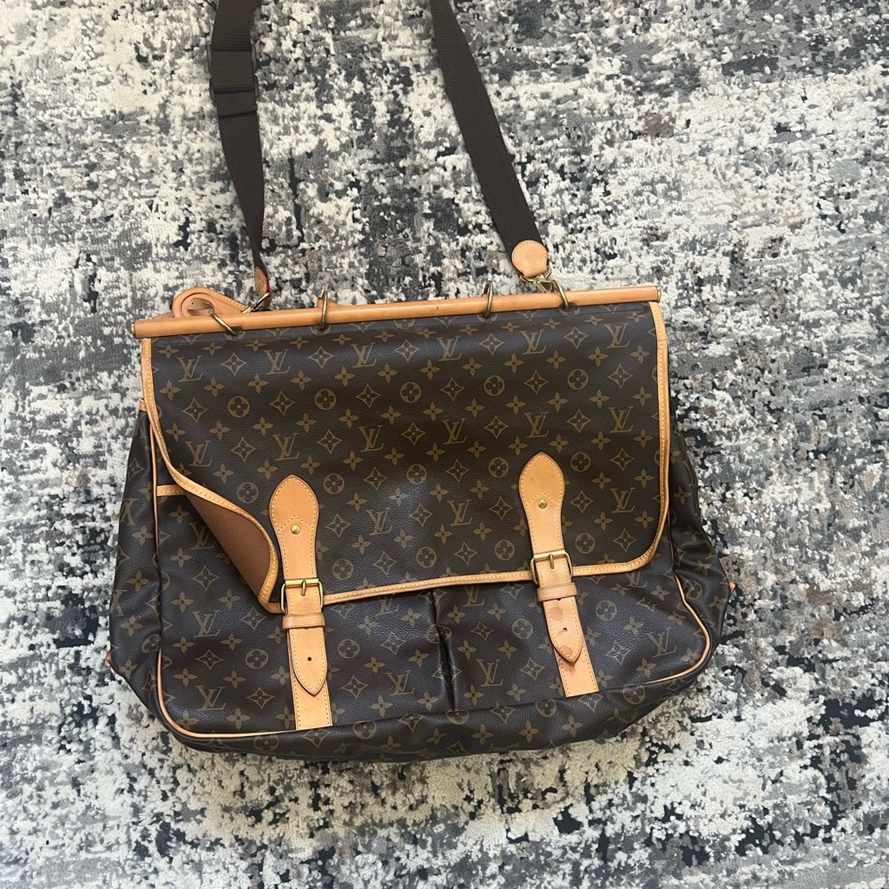 Louis Vuitton hunter bag